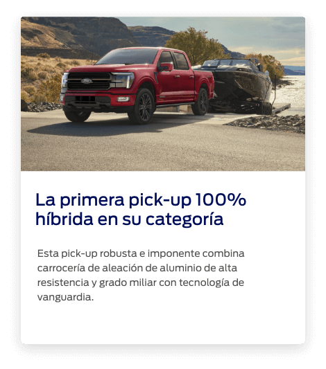 Ford F-150 Híbrida en la playa llevando una lancha