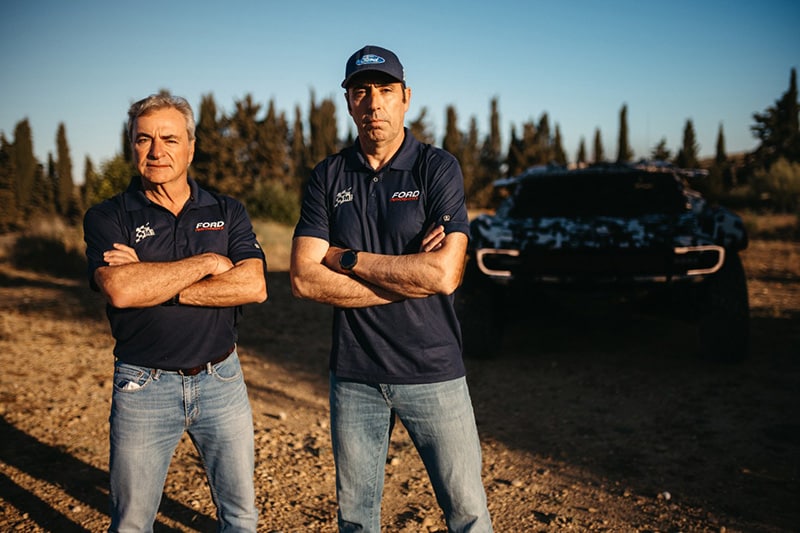 Ford Raptor se presenta para el Rally Dakar 2025 junto a los legendarios pilotos Carlos Sainz y Nani Roma