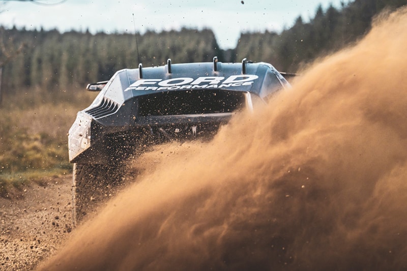 Ford Raptor se presenta para el Rally Dakar 2025 junto a los legendarios pilotos Carlos Sainz y Nani Roma