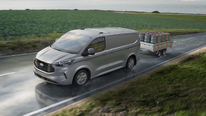 Transit Custom cargando un trailer