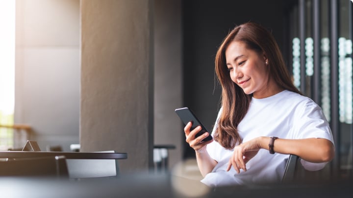 Mujer reservando su turno desde su celular