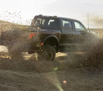 F-150 Raptor derrapando en arena