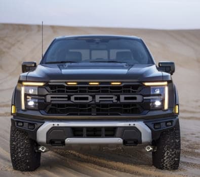 Ford F-150 Raptor de frente en la arena