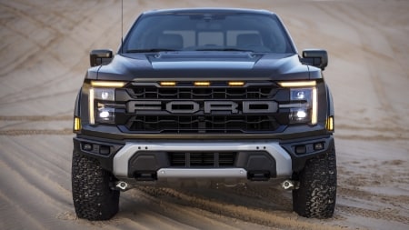 Ford F-150 Raptor de frente en la arena