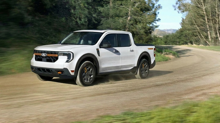 Ford Maverick andando en camino de tierra