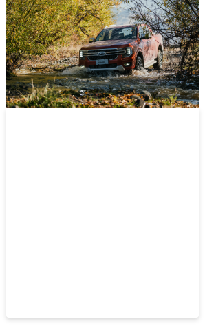 Ford Ranger pasando sobre terreno con agua