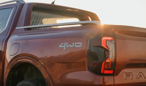 Ford ranger naranja en el campo