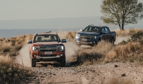 Dos ranger sobre camino de tierra
