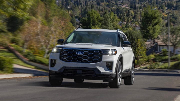 Ford Explorer con conducción suave y estable en la ruta