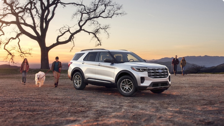 Familia con su Ford Explorer con tracción inteligente 4WD 
