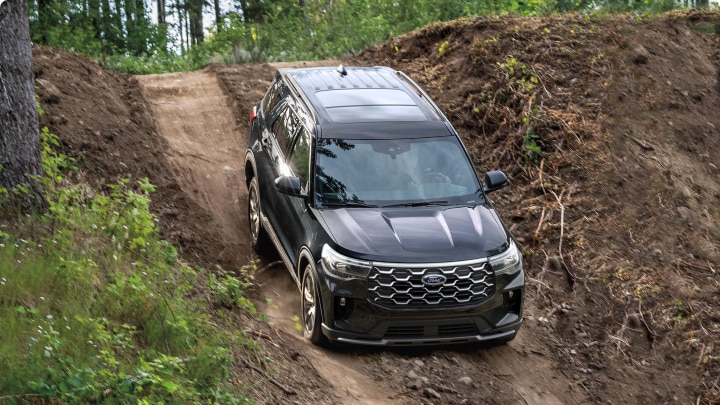 Ford Explorer descendiendo en terreno con barro