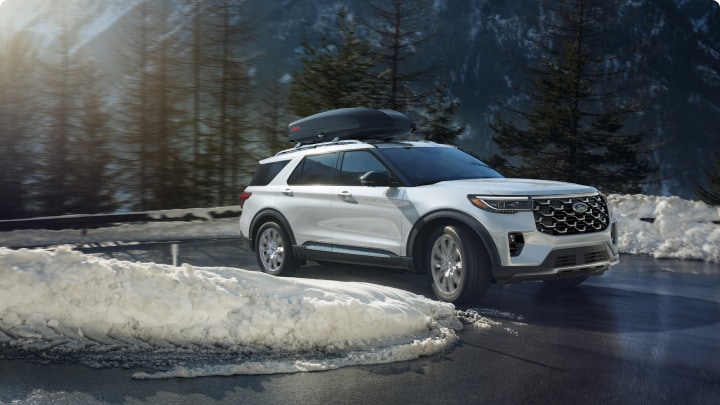 Ford Explorer blanca en una curva cerrada