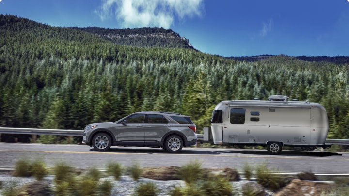 Ford Explorer llevando un remolque gracias al Class III Trailer Tow Package