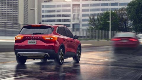 Nueva Ford Escape rojo metálico vista desde atrás en la calle