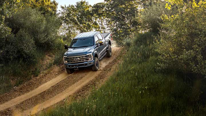 Pick up Ford bajando una pendiente