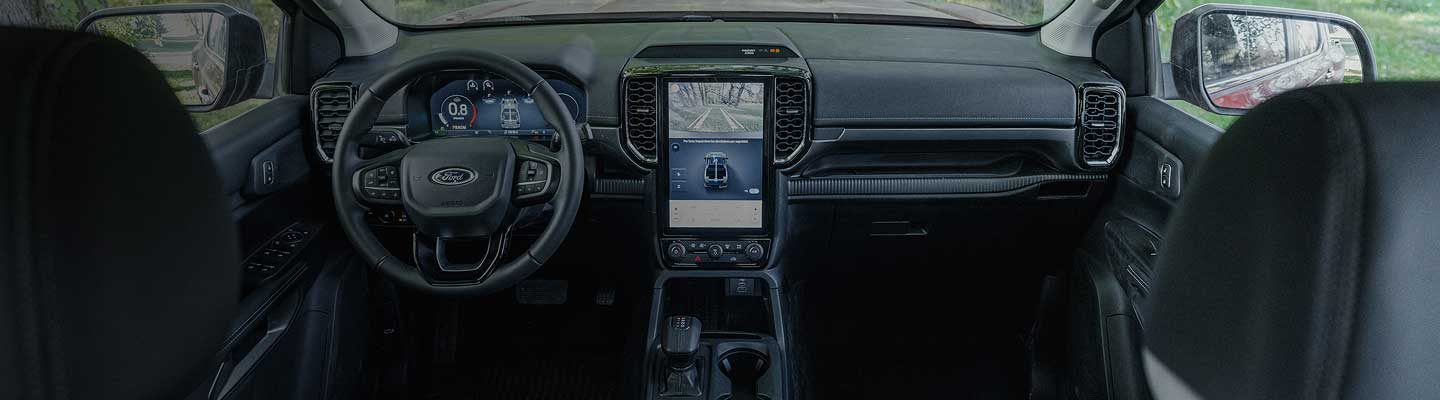 Interior de vehículo Ford equipado con la mejor tecnología