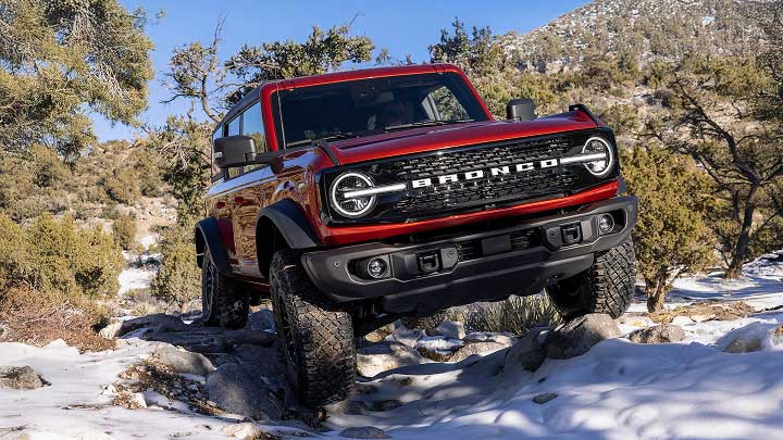 SUV Bronco en la nieve
