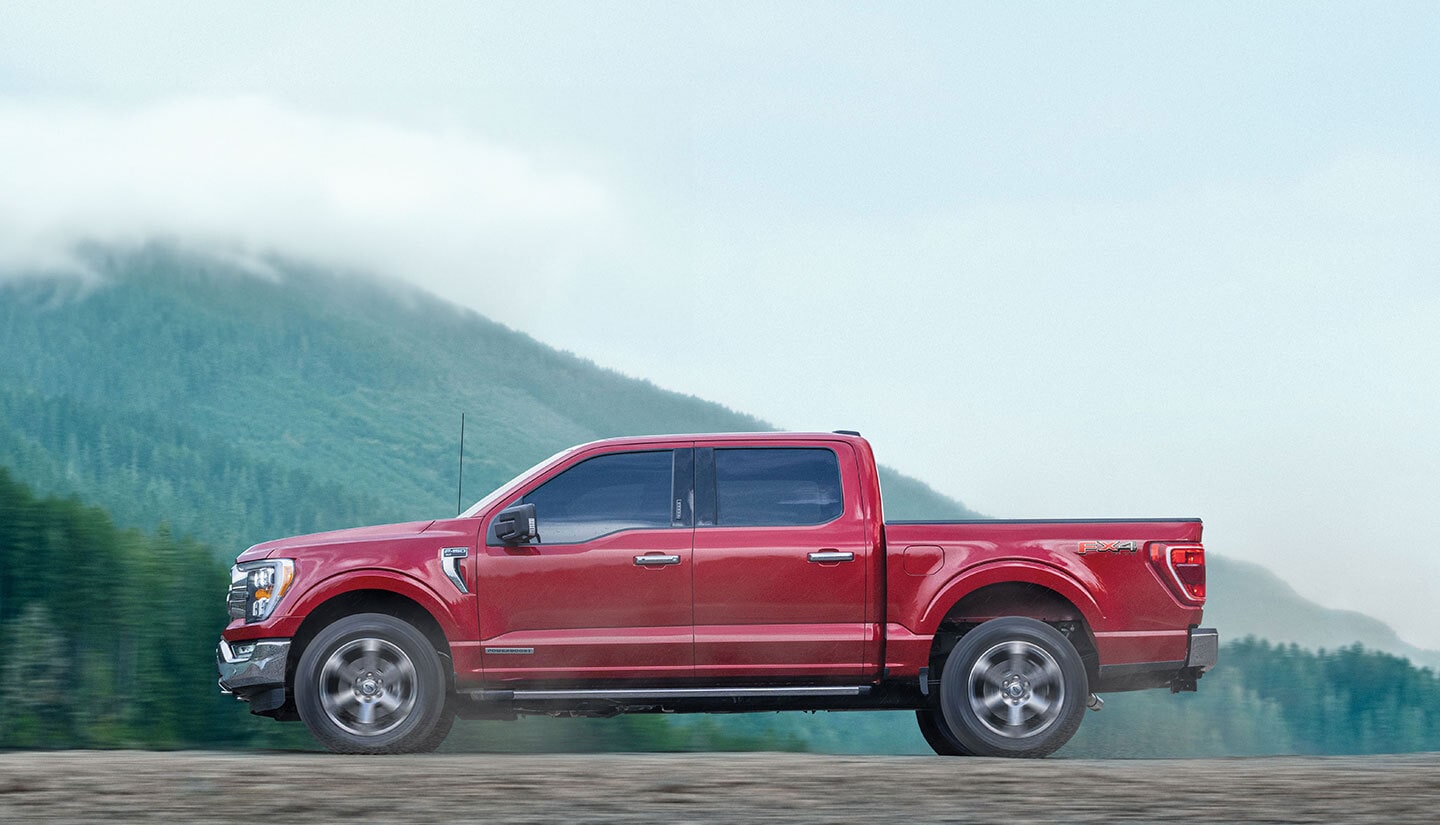 Ford F-150 Híbrida en Color rojo en las montañas