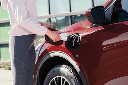Mujer enchufando su Ford Escape Plug-in Hybrid